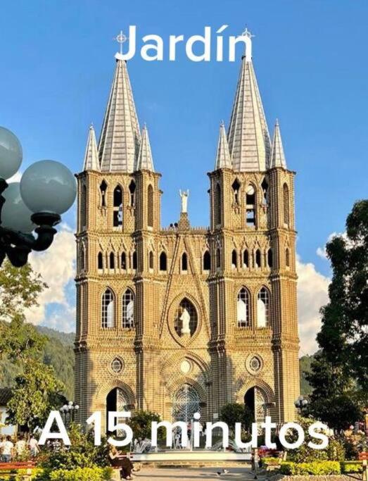 15 mins to Jardín Spacious & Convenient House