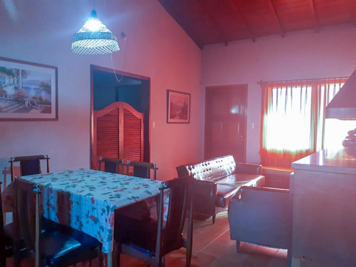 Chalet Clásico con cochera - La Casita de Mogotes
