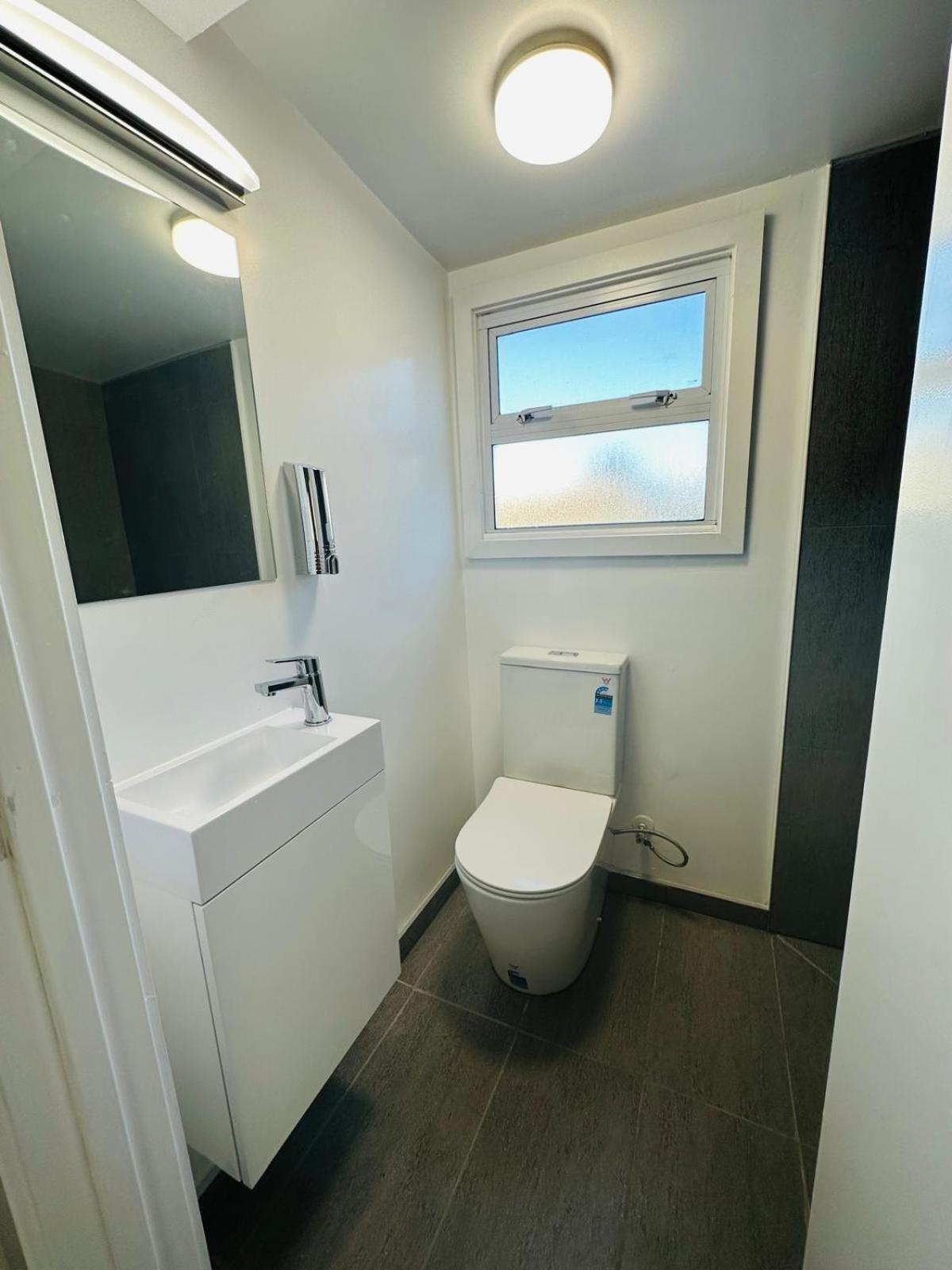 Cozy Fully Equipped Unit 12 noon check in view 2