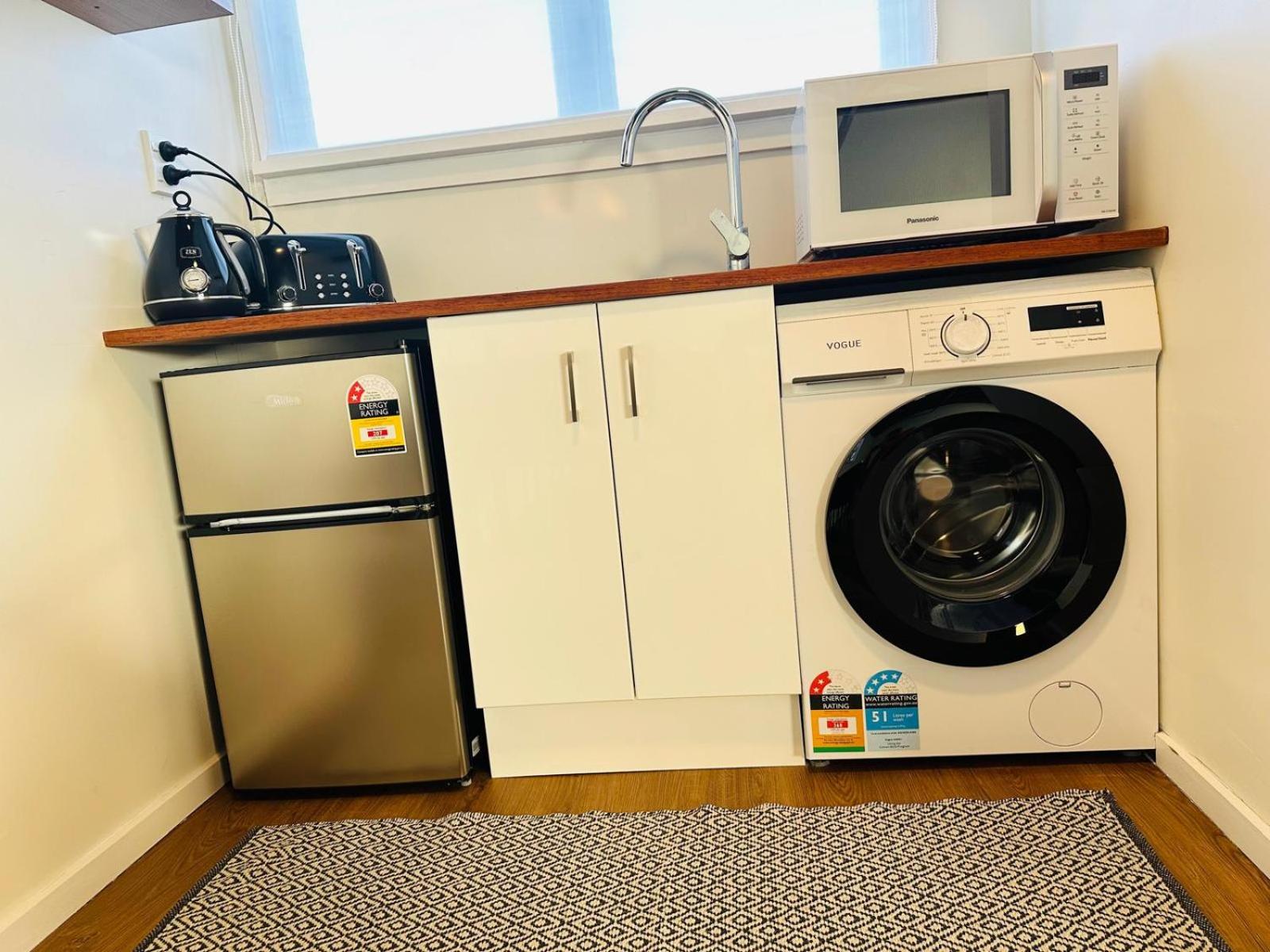 Cozy Fully Equipped Unit 12 noon check in view 5