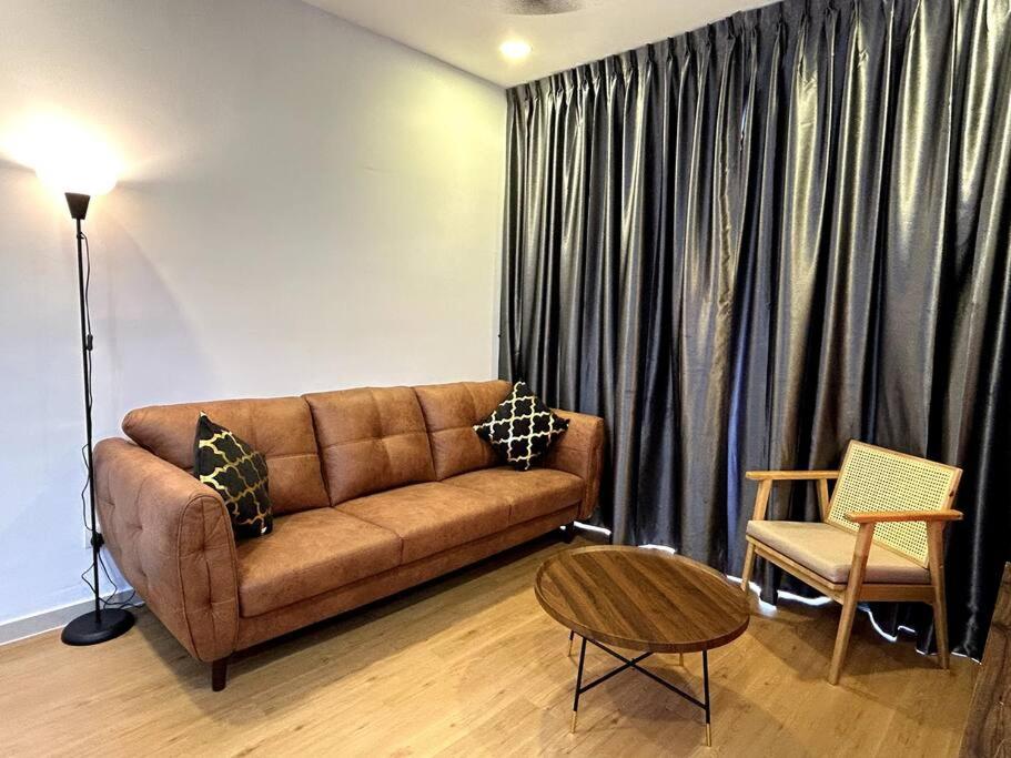 KL-Sungai Besi, Pool, FREE Parking, near MRT, 2-6pax