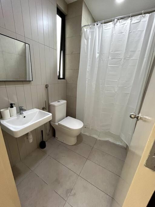 KL-Sungai Besi, Pool, FREE Parking, near MRT, 2-6pax