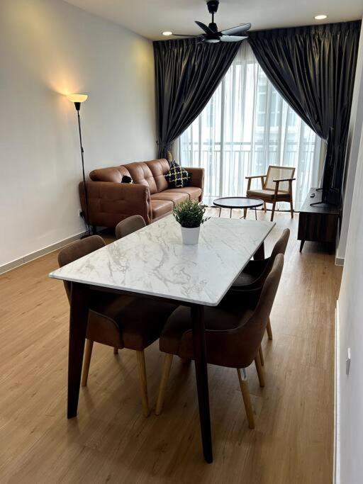 KL-Sungai Besi, Pool, FREE Parking, near MRT, 2-6pax