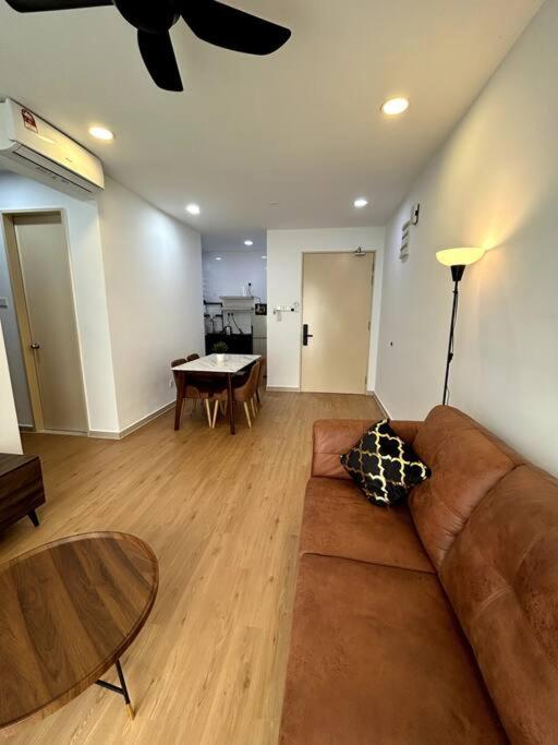 KL-Sungai Besi, Pool, FREE Parking, near MRT, 2-6pax