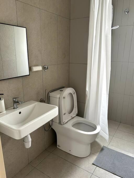KL-Sungai Besi, Pool, FREE Parking, near MRT, 2-6pax
