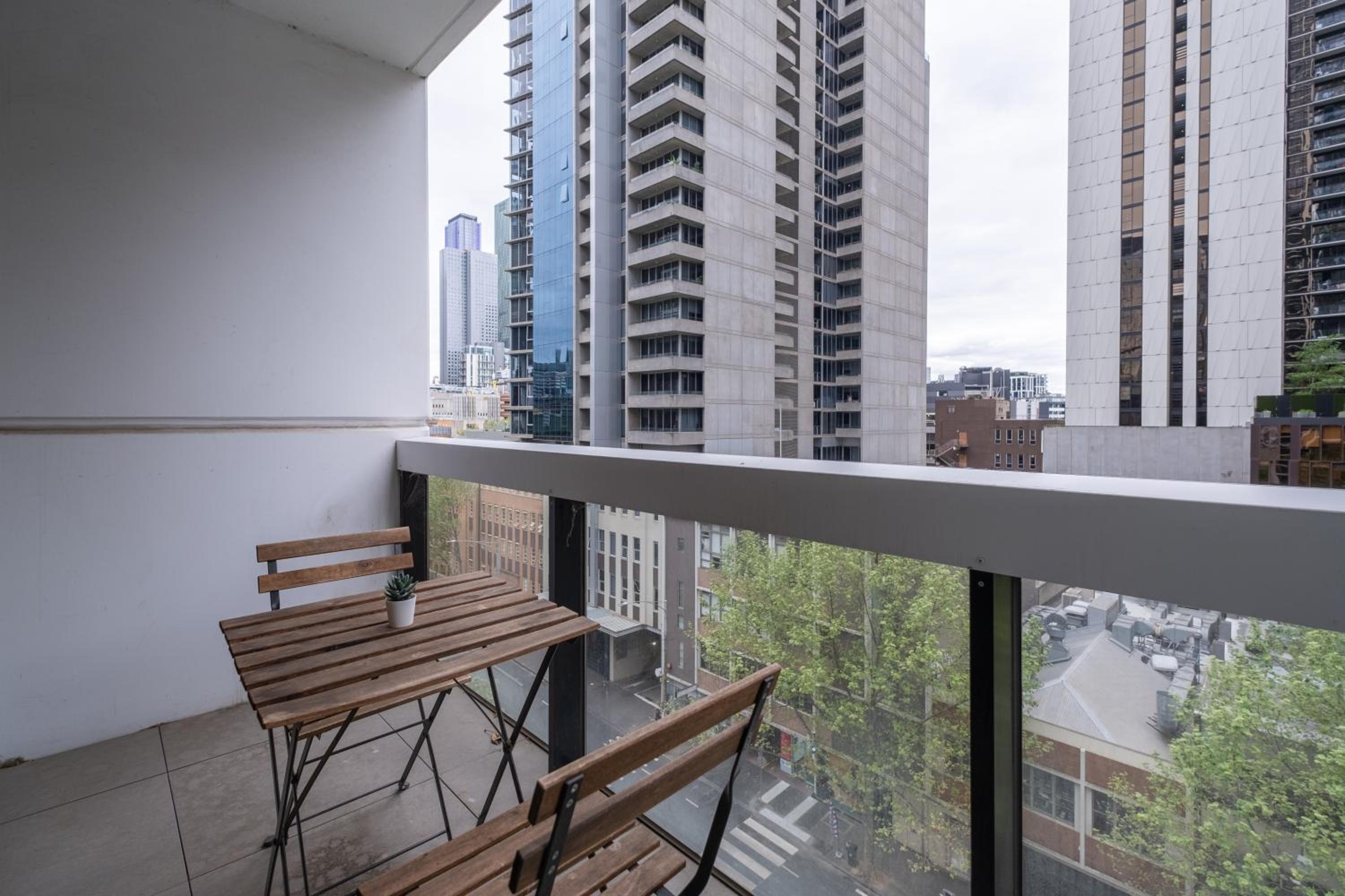 Heart Melbourne CBD 1Bedroom Apartment Balcony