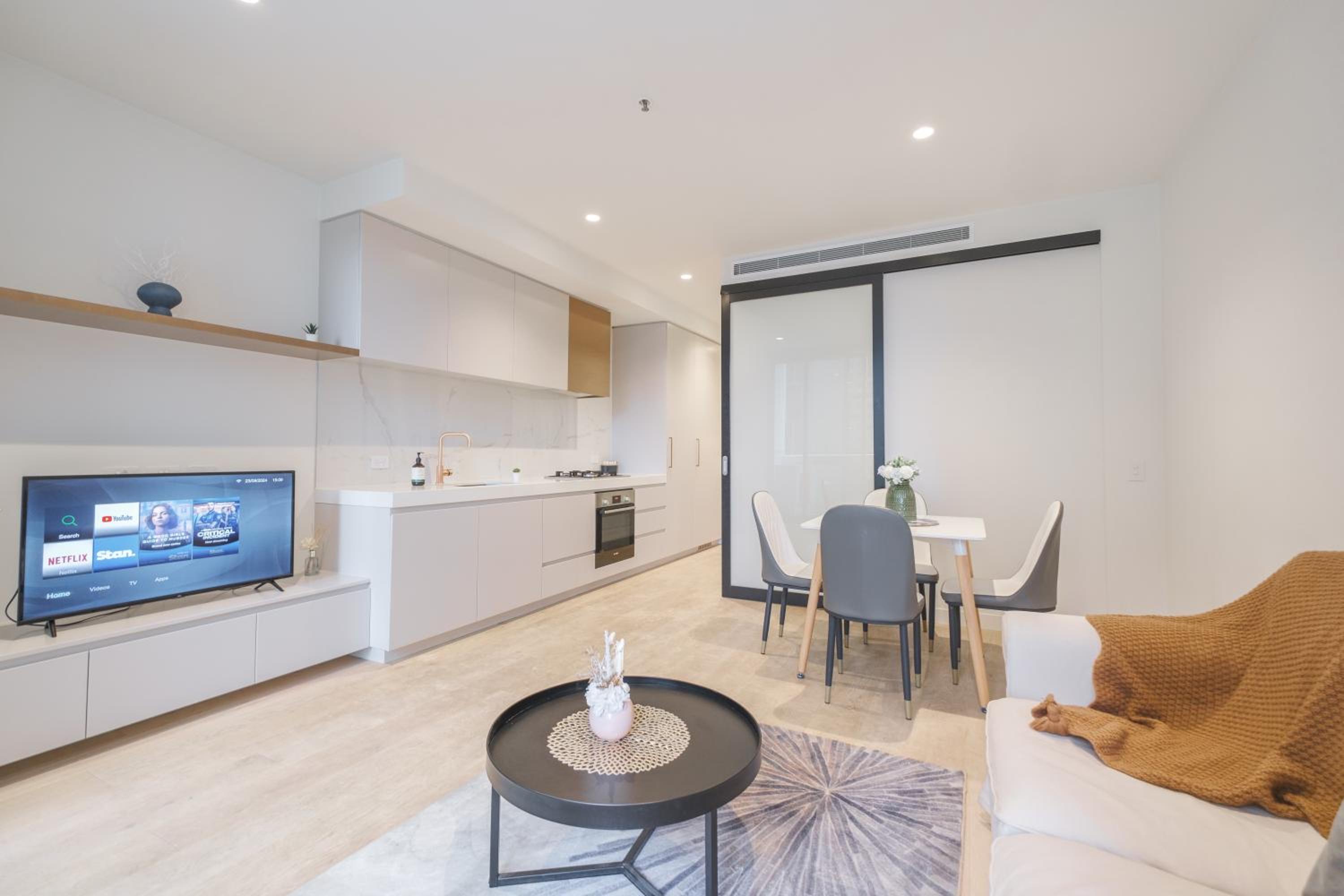 Heart Melbourne CBD 1Bedroom Apartment Balcony