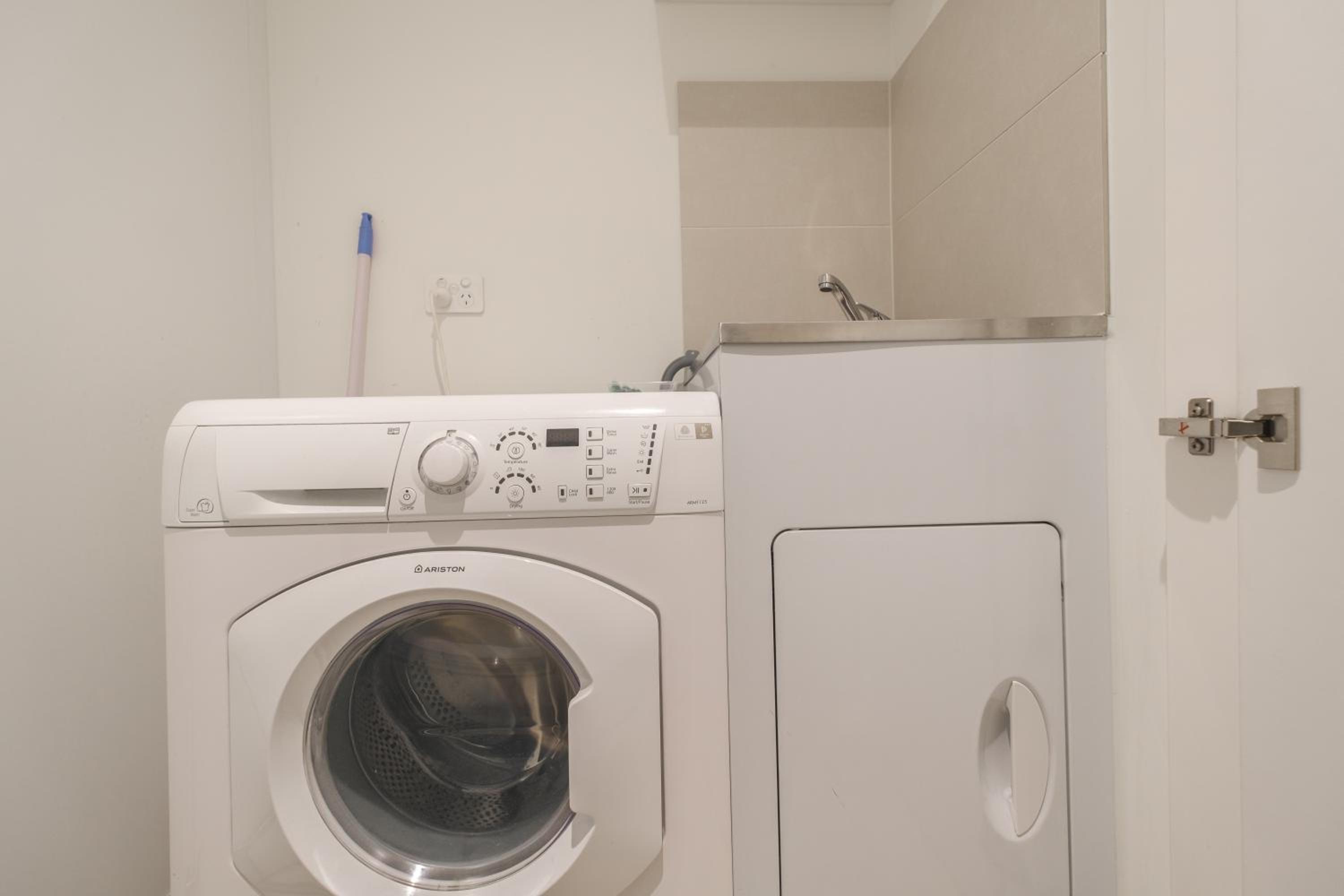 Heart Melbourne CBD 1Bedroom Apartment Balcony