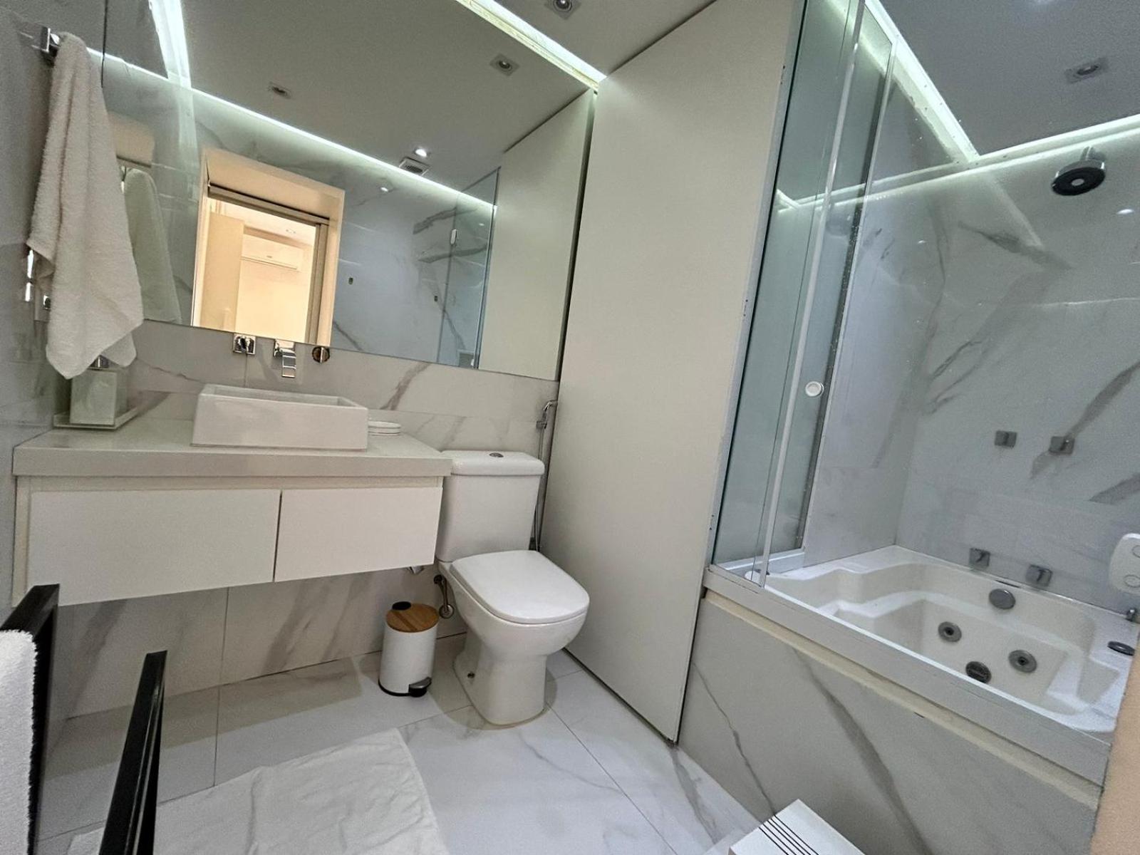 Apartamento Luxo Requinte 30 mts da Praia da Barra Posto 8