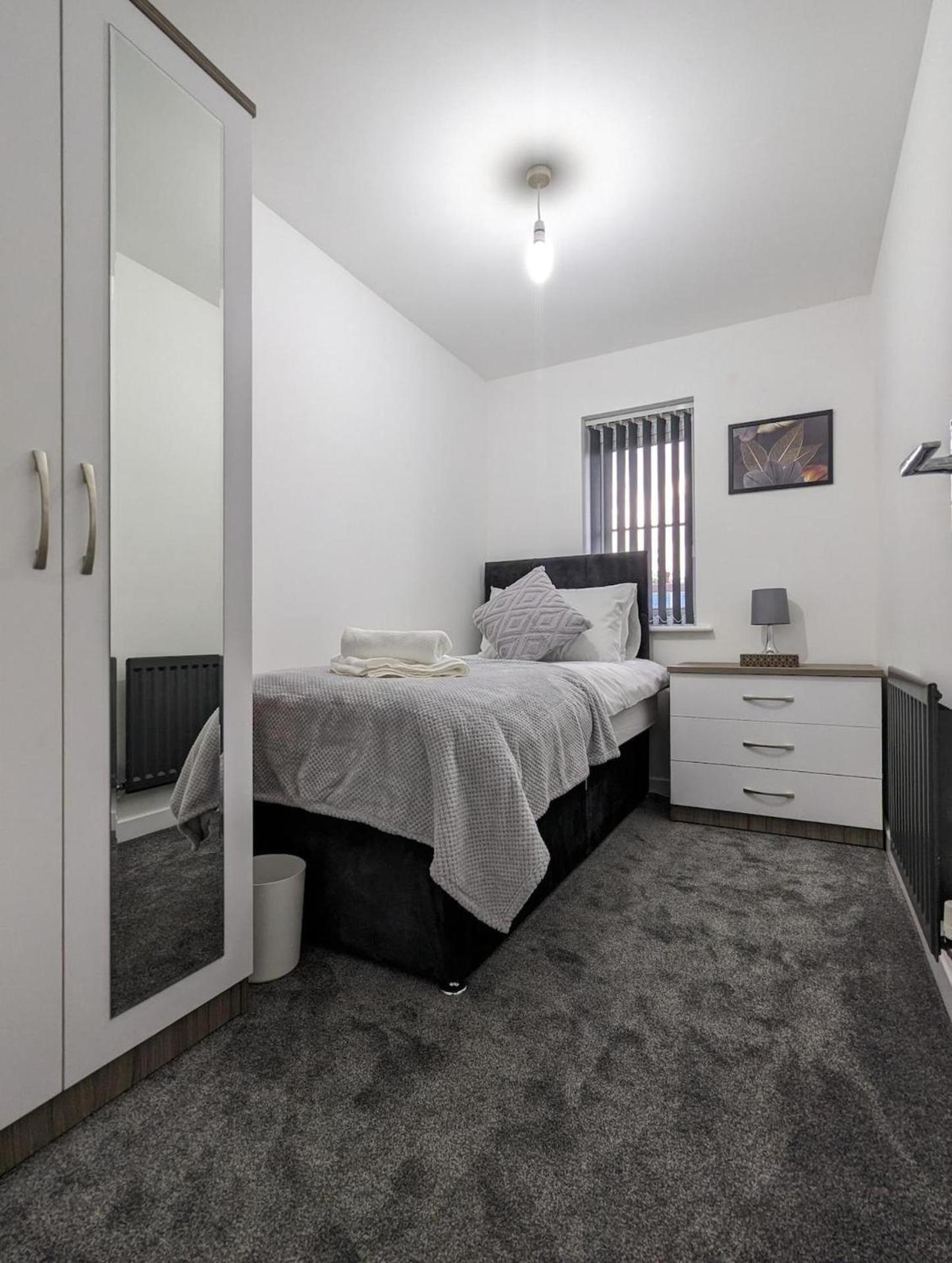 Burnley Entire House 4-Bedrooms-Sleeps 6-Driveway view 5
