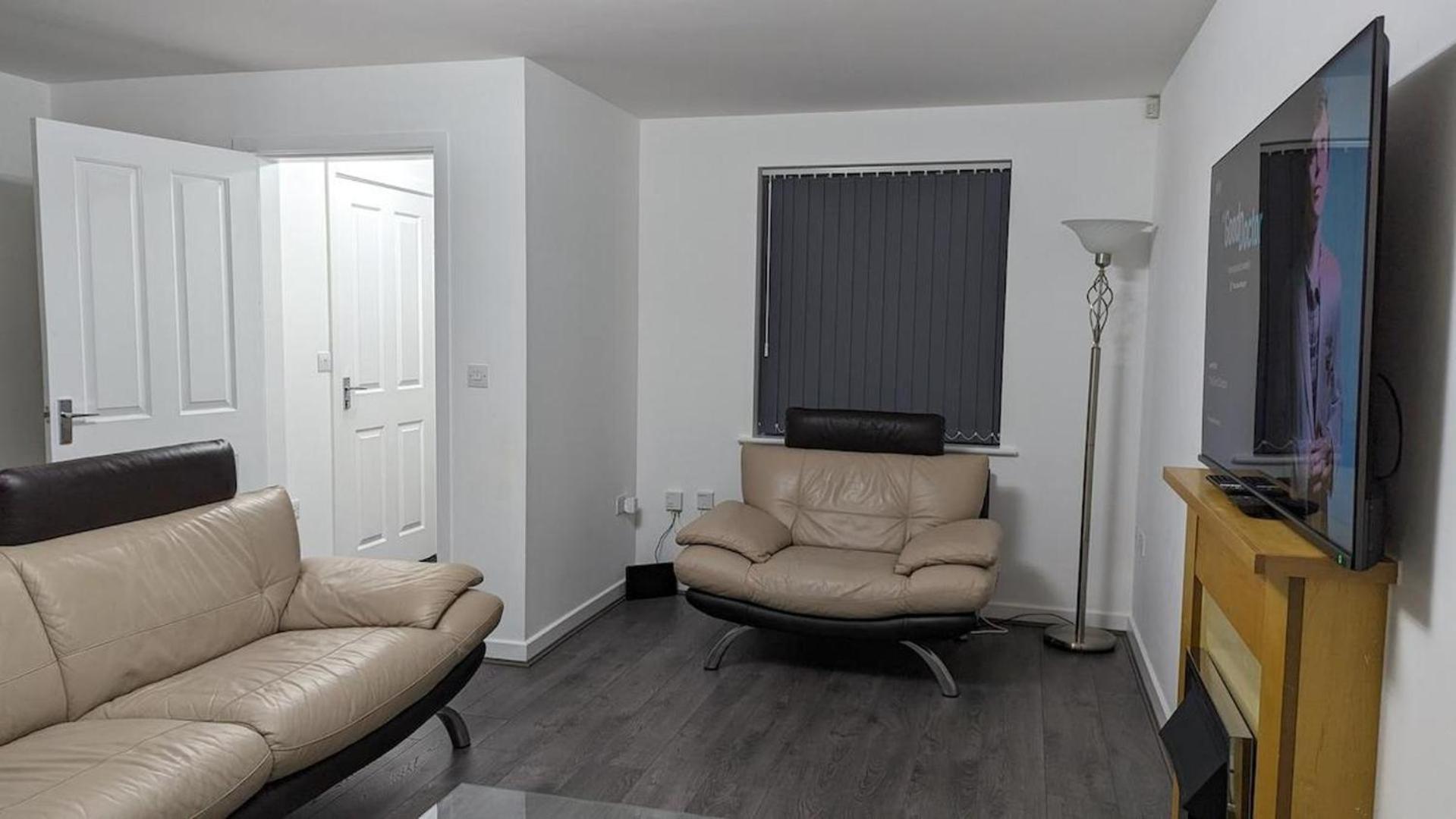 Burnley Entire House 4-Bedrooms-Sleeps 6-Driveway view 2