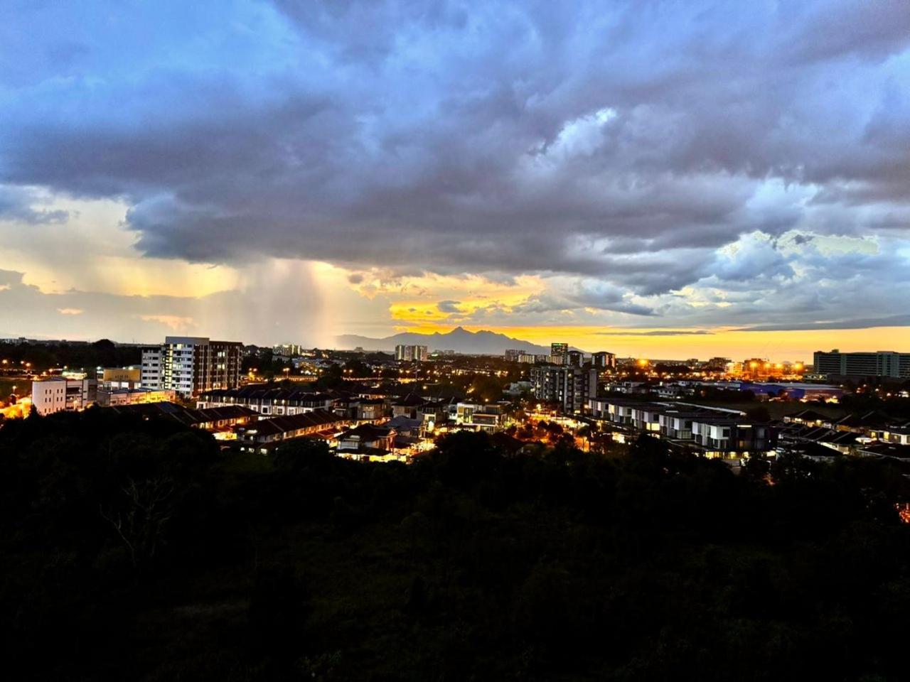 24'HR CHECK IN H'FLOOR SARADISE MERRITON RESIDENCY KUCHING LUXURY BALCONY FACING AIRPORT 3R2B-2Cpark photo 4