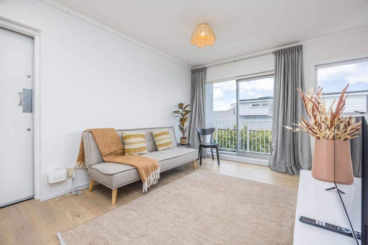 Beautifully renovated 2 bdrm Perfect Locatn view 3