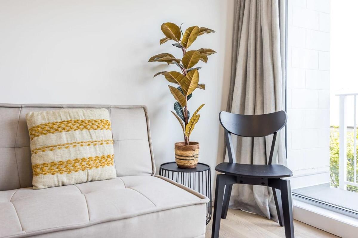 Beautifully renovated 2 bdrm Perfect Locatn view 4