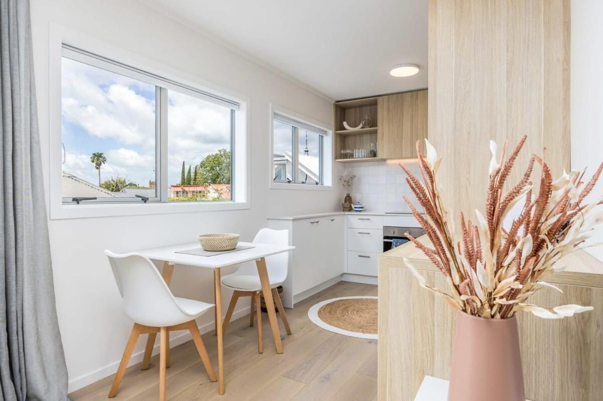 Beautifully renovated 2 bdrm Perfect Locatn view 5