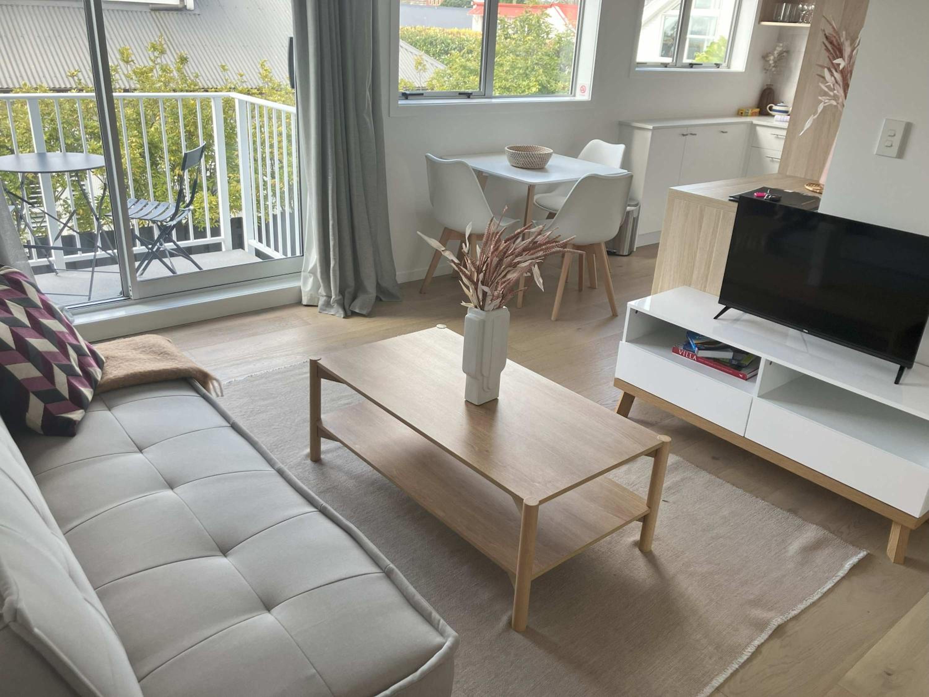 Beautifully renovated 2 bdrm Perfect Locatn view 2