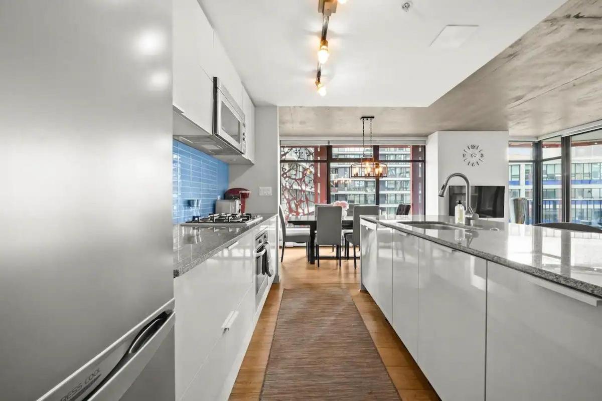 Modern Condo in downtown two bedroom parking lot
