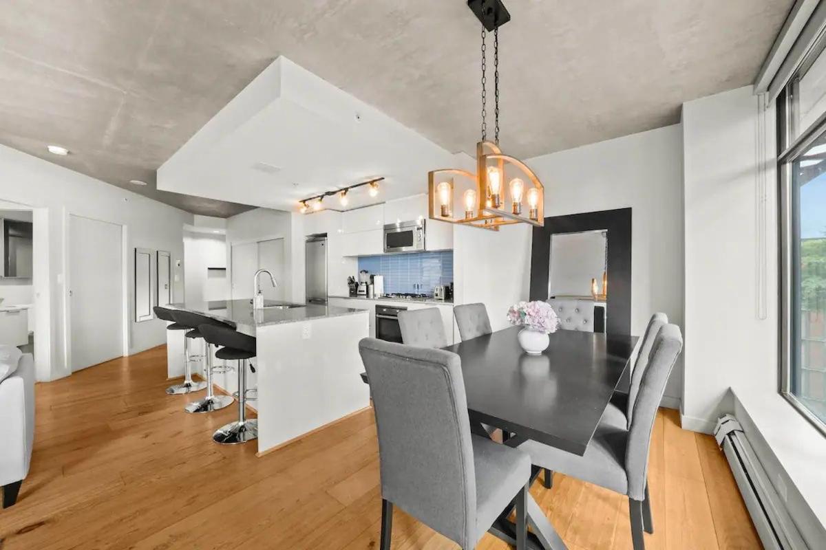Modern Condo in downtown two bedroom parking lot