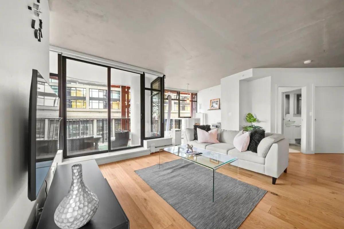 Modern Condo in downtown two bedroom parking lot