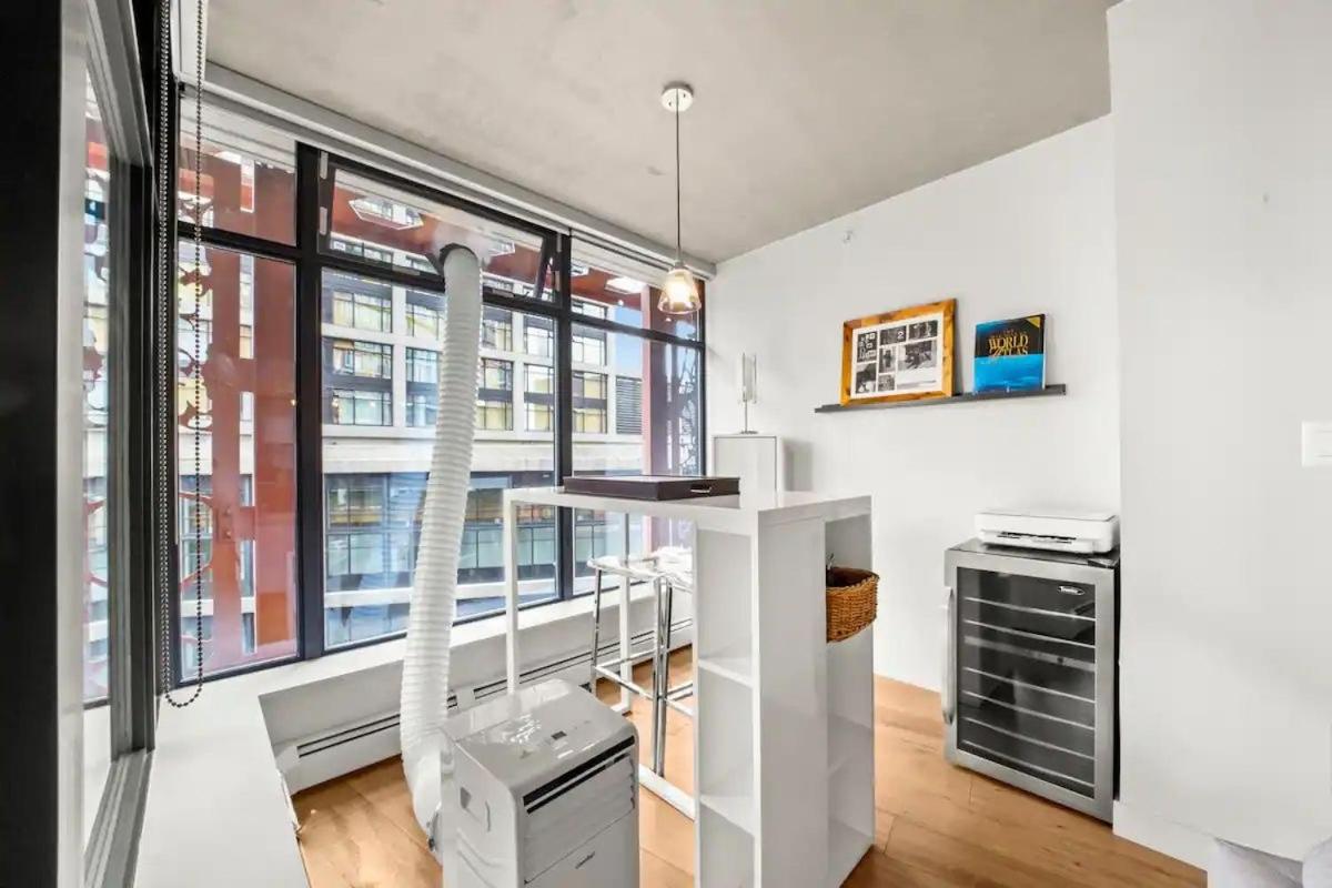 Modern Condo in downtown two bedroom parking lot