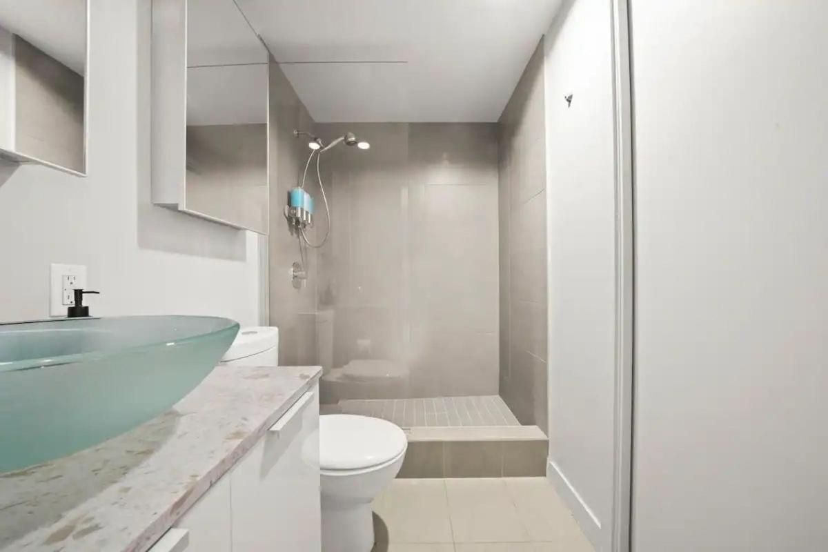 Modern Condo in downtown two bedroom parking lot