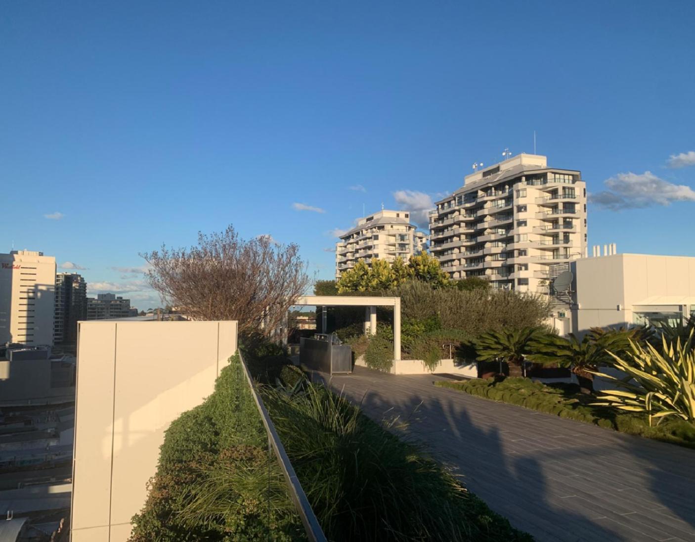Bondi Central Studio with en-suite, next to Station, plus access to Rooftop BBQ & City View Bliss