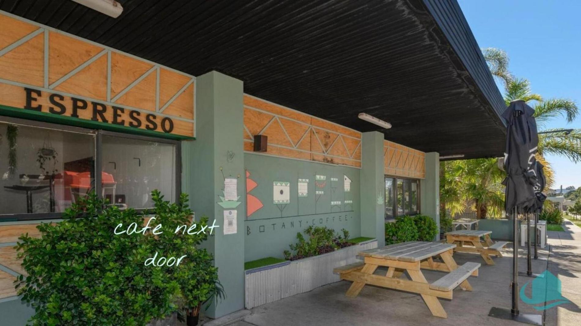 Caves Beach Retreat - close to beach and shops