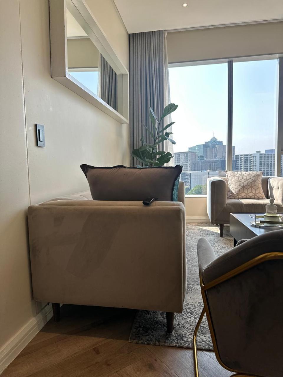 Spacious 2BR APT Near Sandton City -No Loadshedding