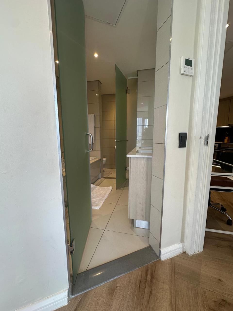 Spacious 2BR APT Near Sandton City -No Loadshedding