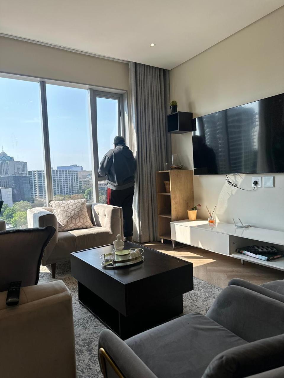 Spacious 2BR APT Near Sandton City -No Loadshedding