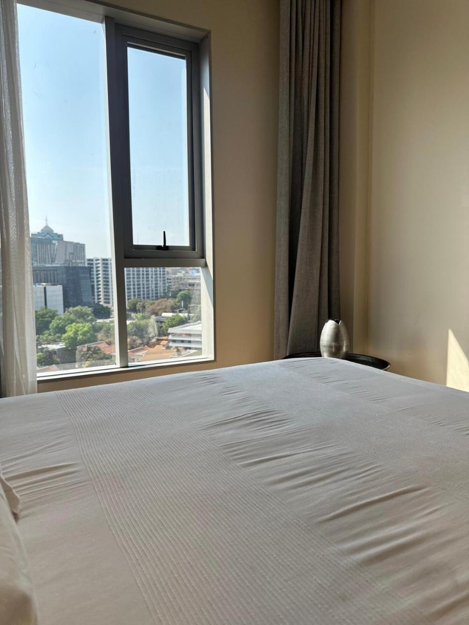 Spacious 2BR APT Near Sandton City -No Loadshedding