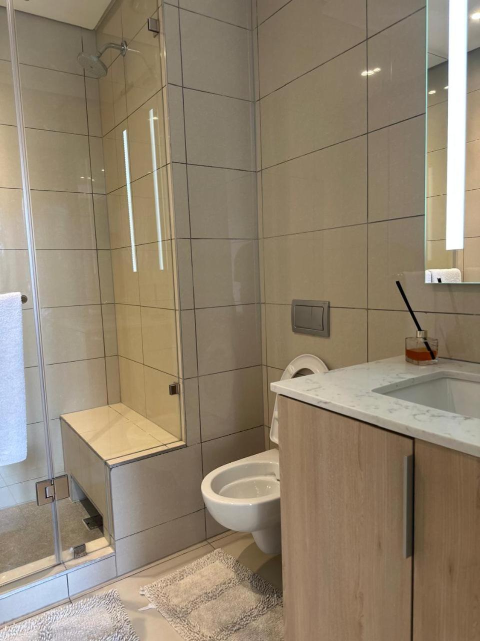Spacious 2BR APT Near Sandton City -No Loadshedding