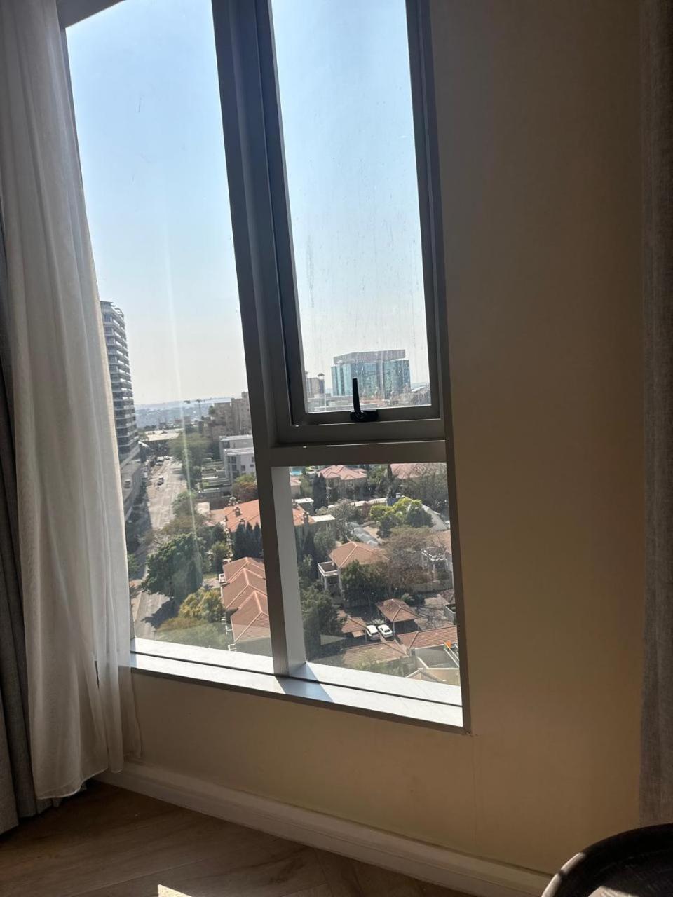 Spacious 2BR APT Near Sandton City -No Loadshedding