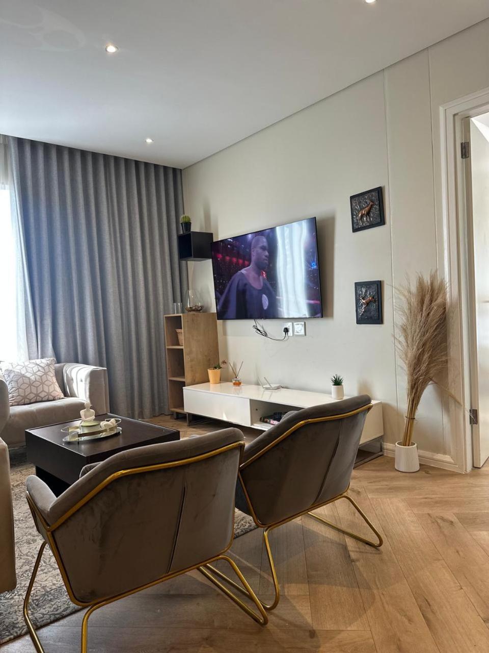 Spacious 2BR APT Near Sandton City -No Loadshedding