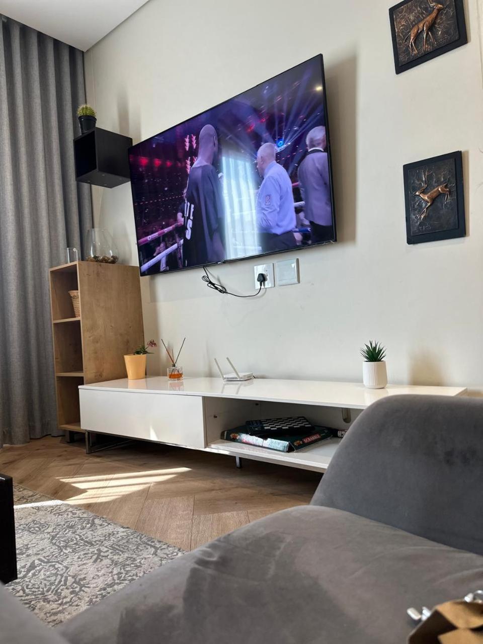 Spacious 2BR APT Near Sandton City -No Loadshedding