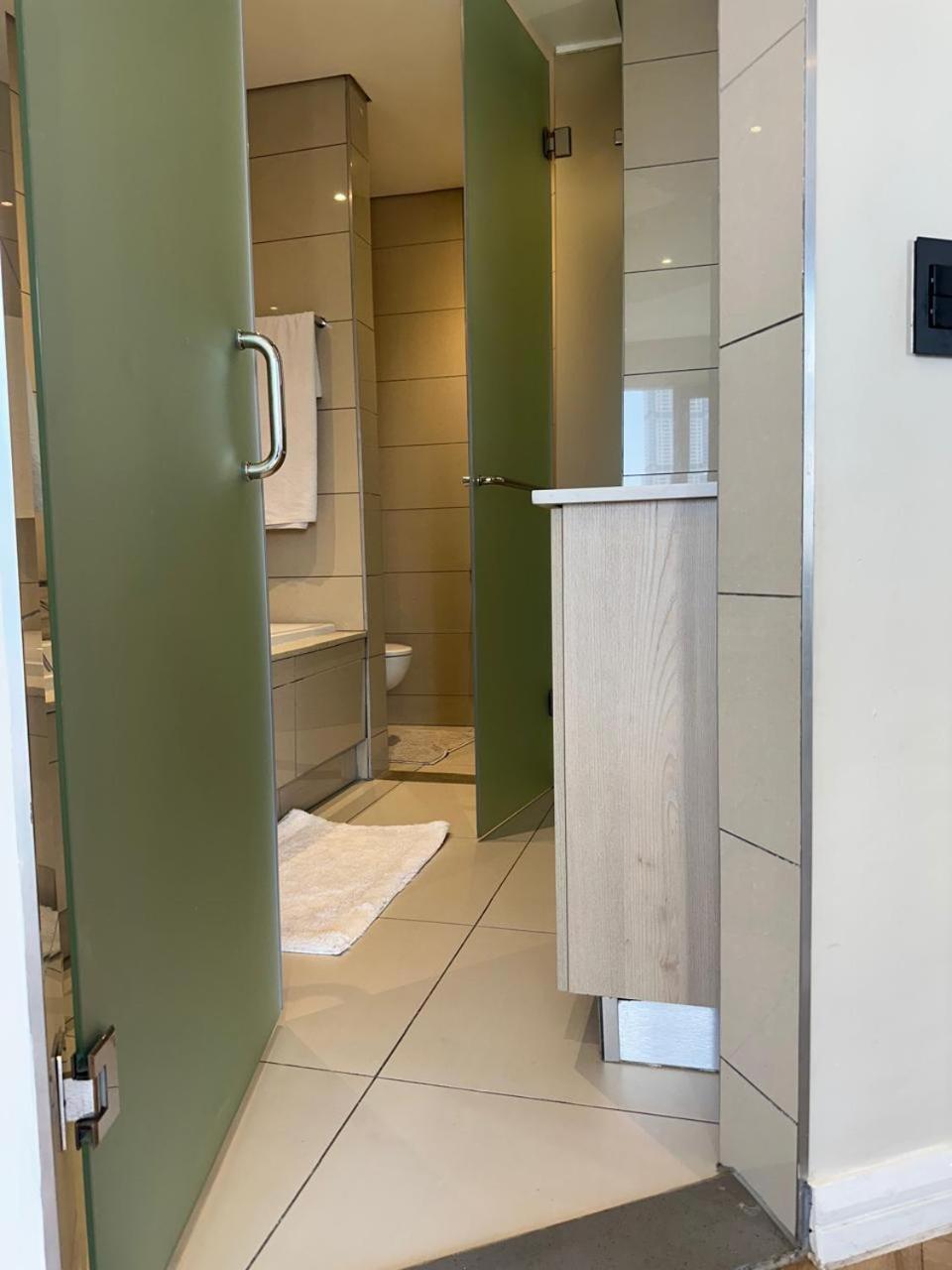 Spacious 2BR APT Near Sandton City -No Loadshedding