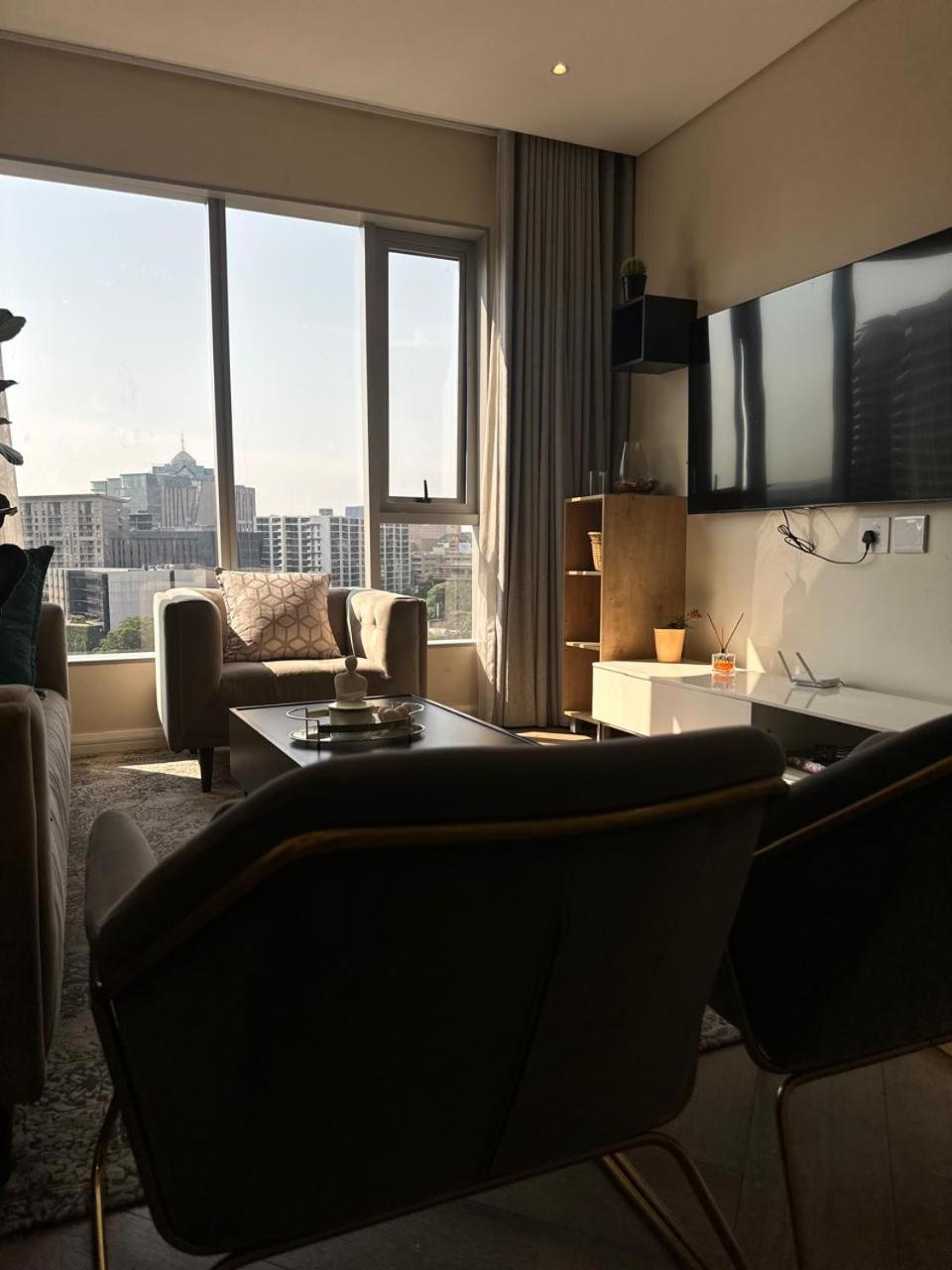 Spacious 2BR APT Near Sandton City -No Loadshedding