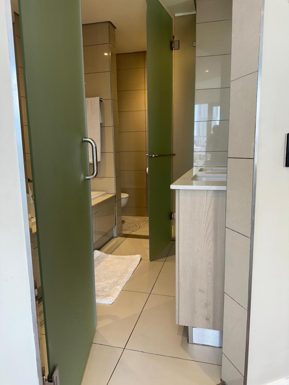 Spacious 2BR APT Near Sandton City -No Loadshedding