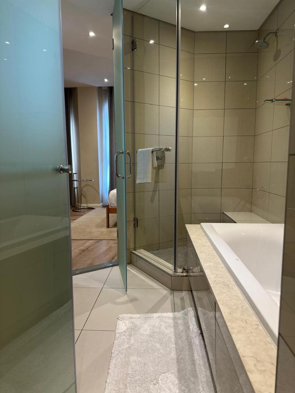 Spacious 2BR APT Near Sandton City -No Loadshedding