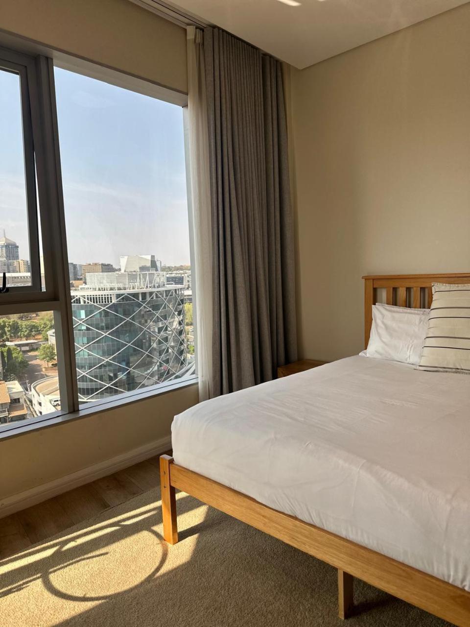 Spacious 2BR APT Near Sandton City -No Loadshedding