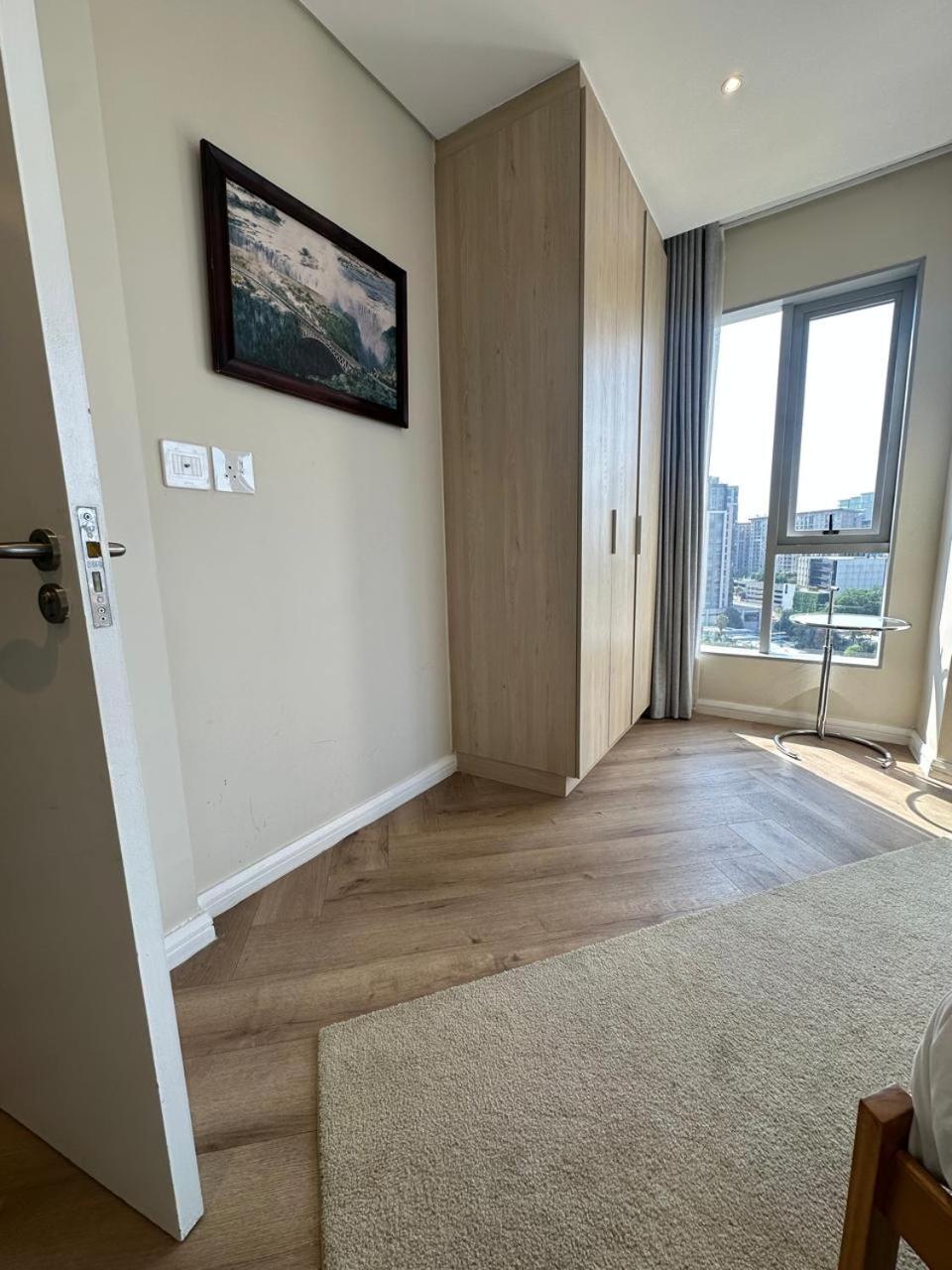 Spacious 2BR APT Near Sandton City -No Loadshedding
