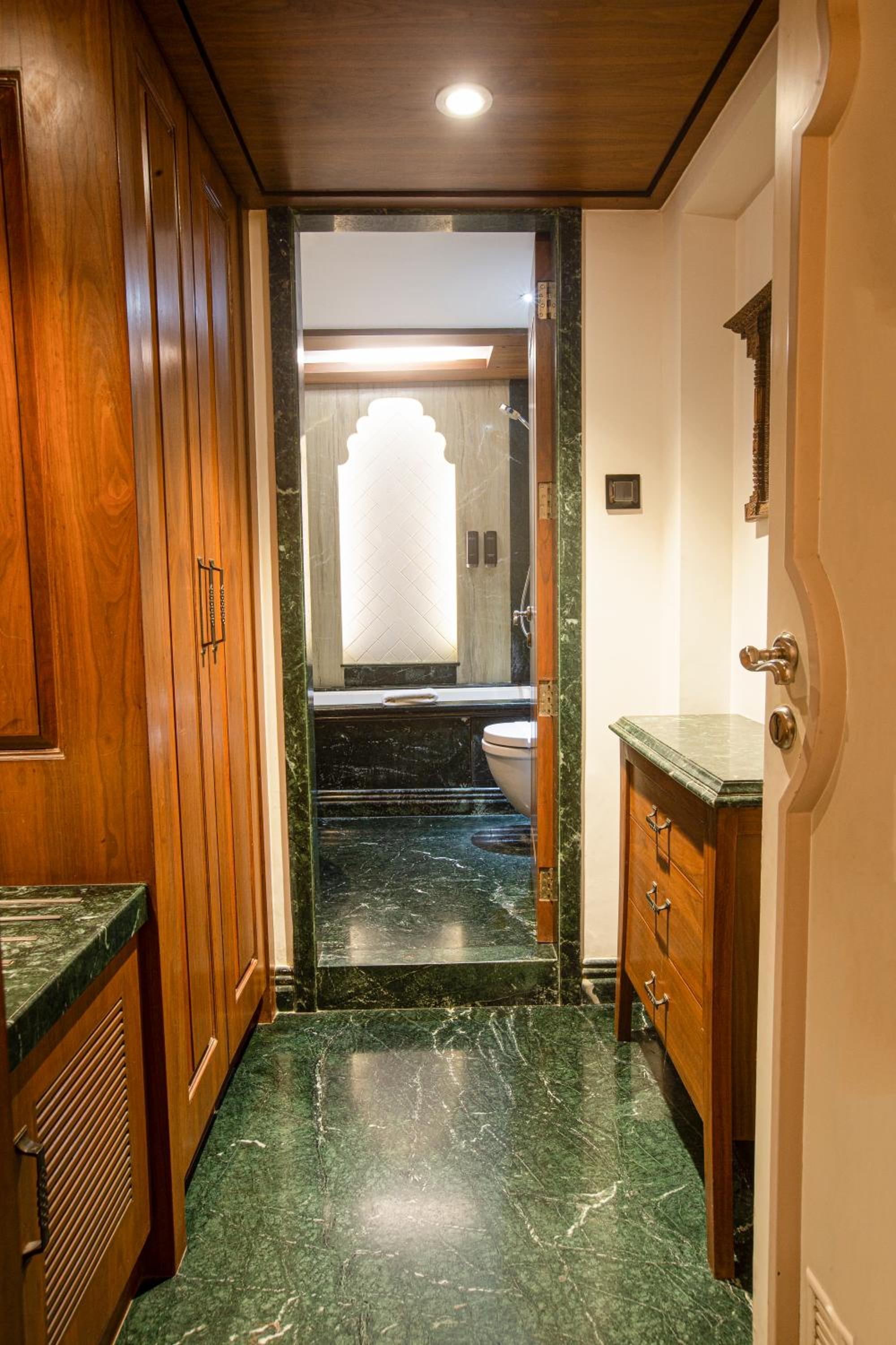 Hotel Bawa Continental Juhu Beach