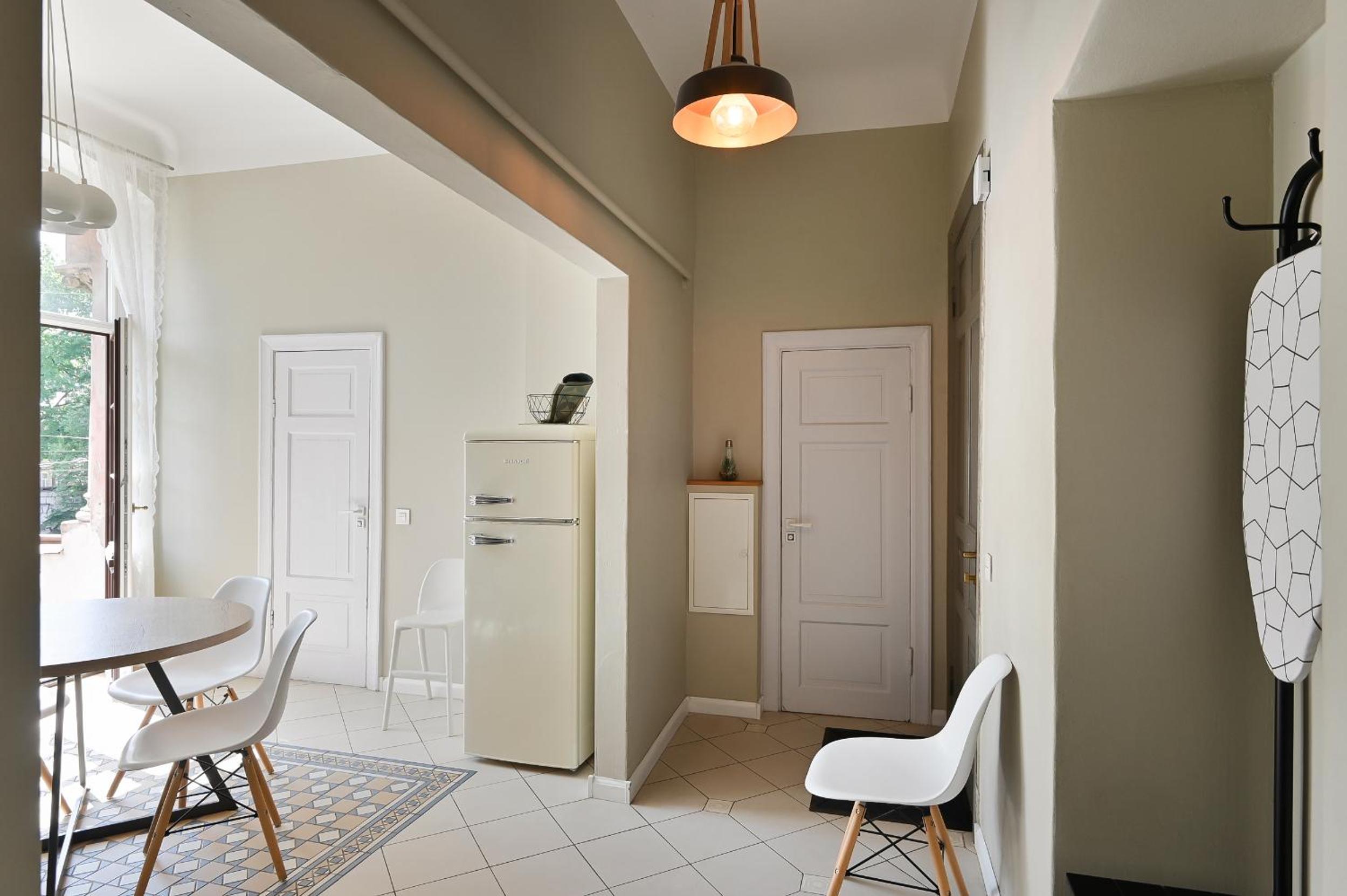 Modern apartment in historical building with car parking! view 2
