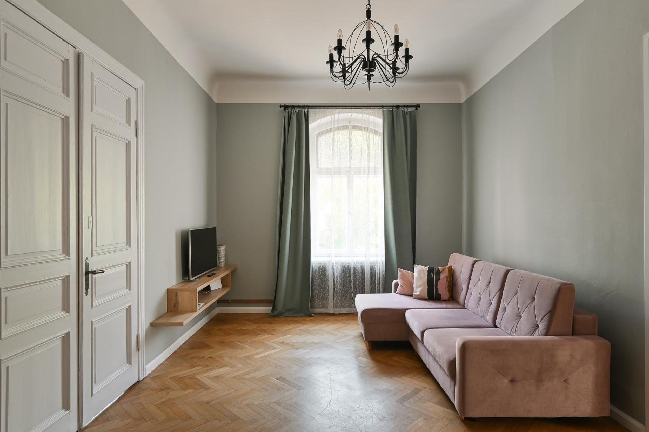 Modern apartment in historical building with car parking! view 4