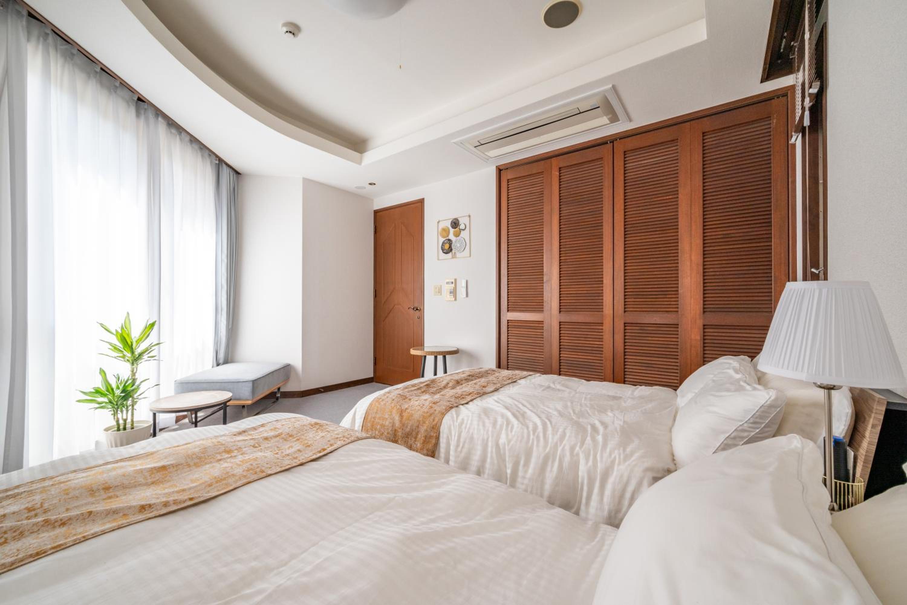 SWEET HOUSE 105 square meters of single floor space 15 minutes on foot to Shinsaibashi Dotonbori 30 minutes to USJ 7 minutes to Umeda