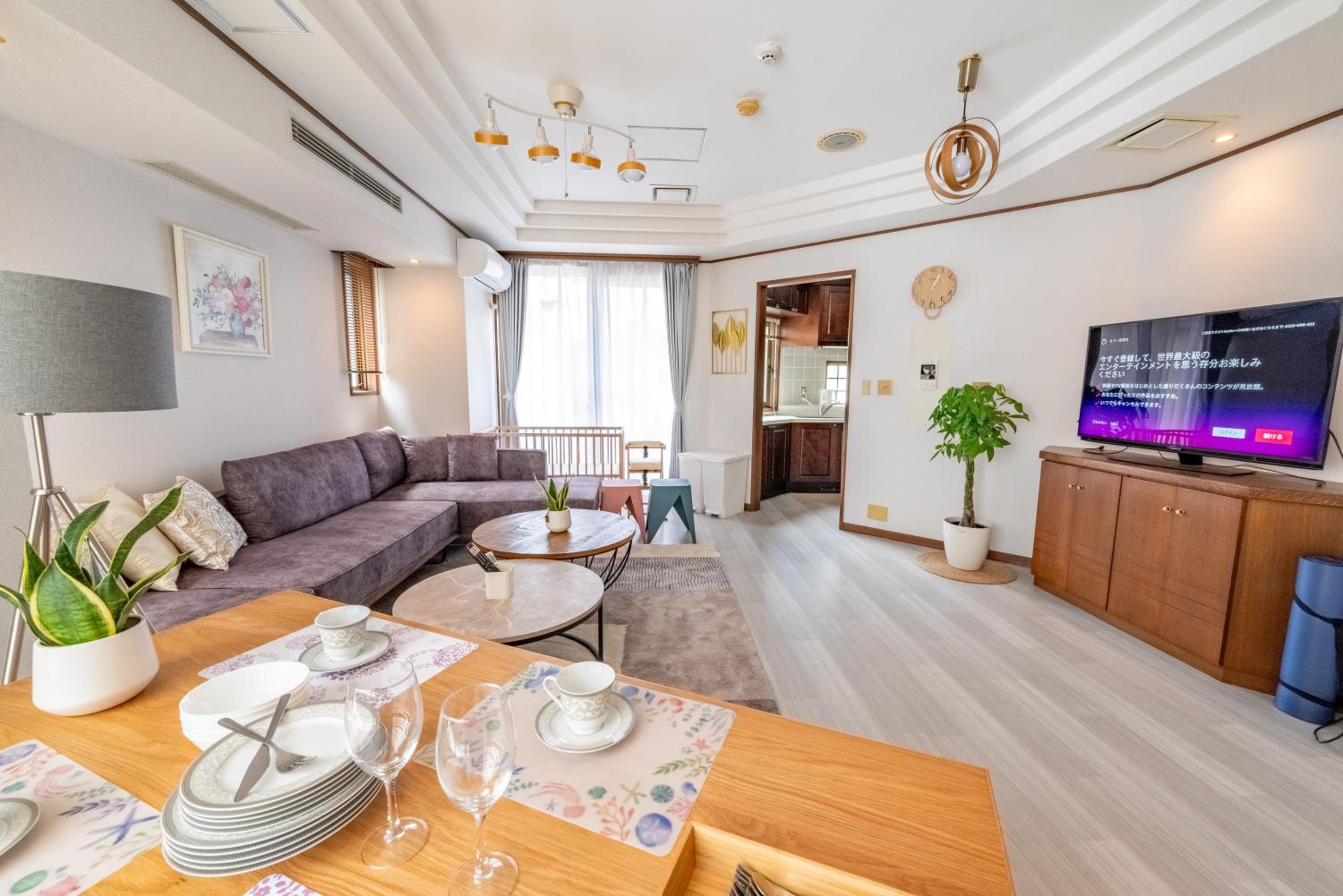 SWEET HOUSE 105 square meters of single floor space 15 minutes on foot to Shinsaibashi Dotonbori 30 minutes to USJ 7 minutes to Umeda