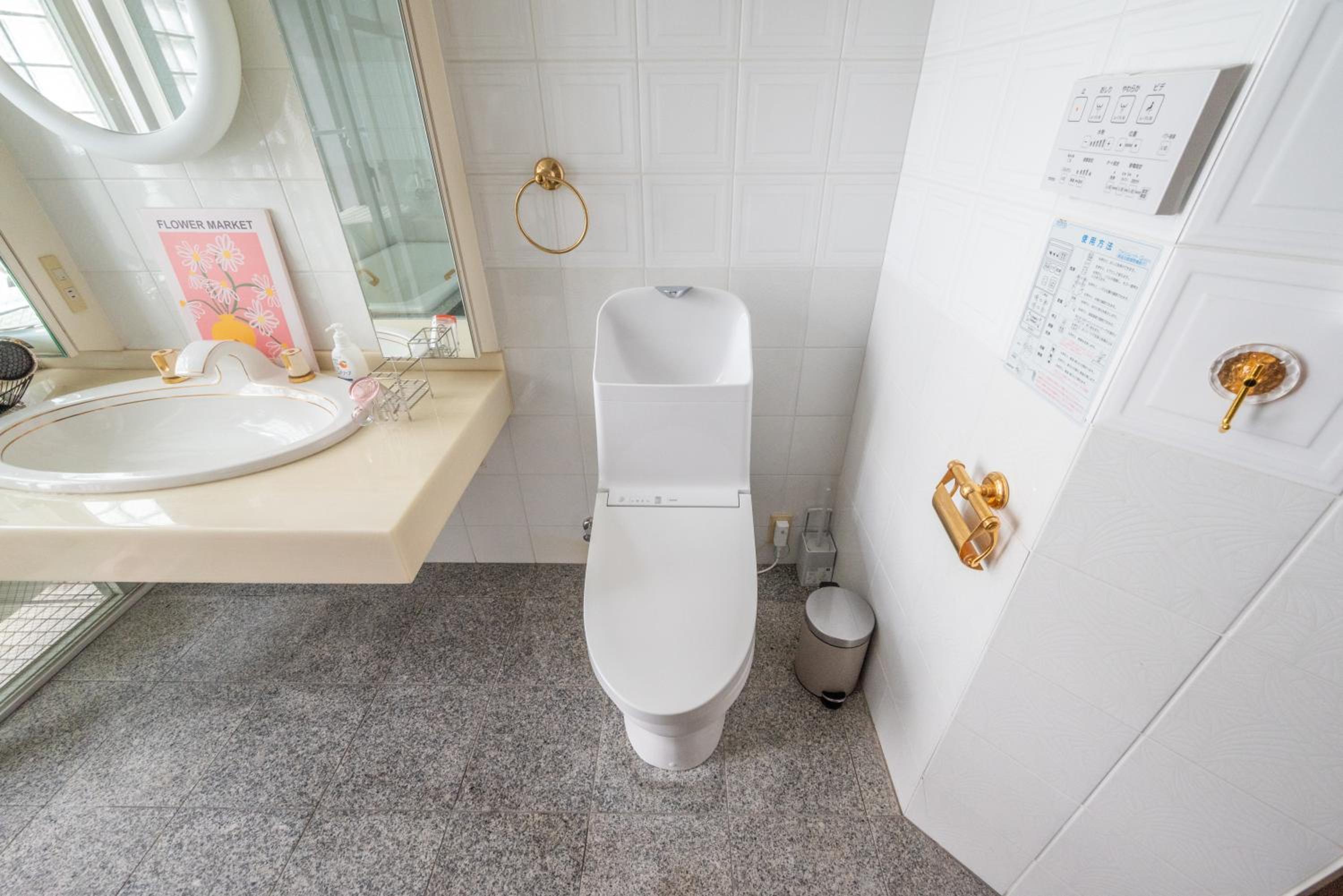 SWEET HOUSE 105 square meters of single floor space 15 minutes on foot to Shinsaibashi Dotonbori 30 minutes to USJ 7 minutes to Umeda