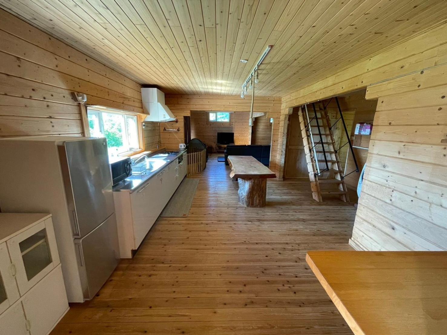 large log cabin 桜 view 5