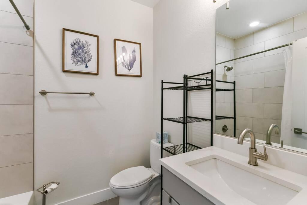 Bright 2BD 2BA Home 15 Mins to Downtown