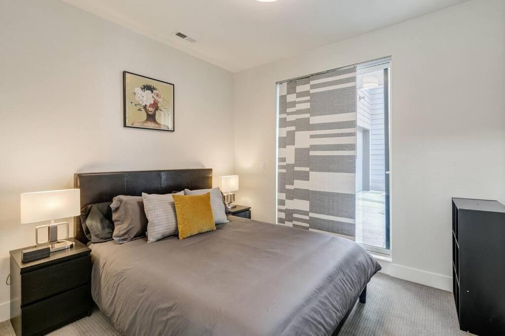Bright 2BD 2BA Home 15 Mins to Downtown